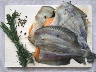 Кальмар филе с перцем (хот тейс): Камбала камчатская вяленая с икрой