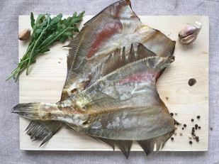 Кальмар филе с перцем (хот тейс): Камбала ёрш (Мурманская) вяленая