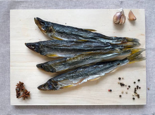 Кальмар филе с перцем (хот тейс): Корюшка вяленая без икры