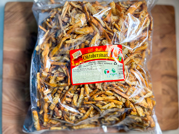 Нитка ЖАРЕНАЯ "Чеснок с зеленью" Oktobersnack 1 кг (сырный продукт) в Воронеже